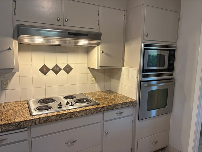 Building Photo - Beautiful 3 bedroom/1.5 bath Home in S. Land Park