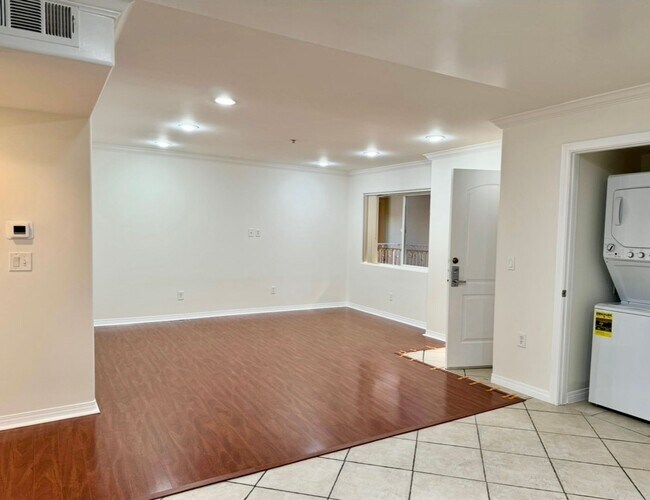 Building Photo - Spacious 2 bedroom condo in Van Nuys