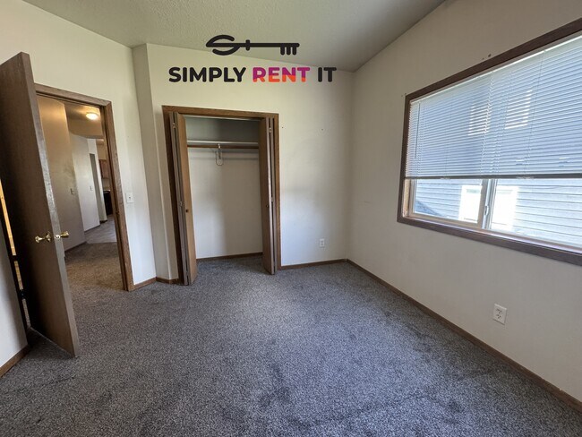 Building Photo - 3 Bedroom 2 Bathroom with Internet!