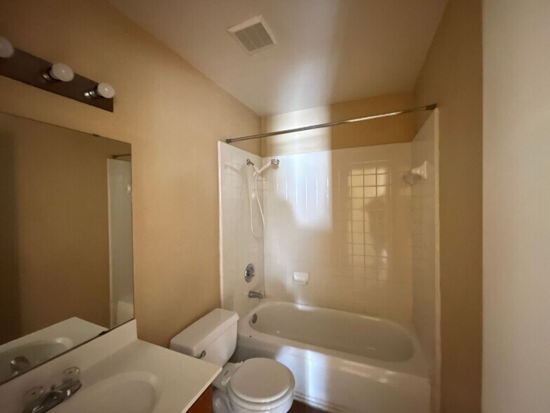 Building Photo - 1603 Cedarhill Dr