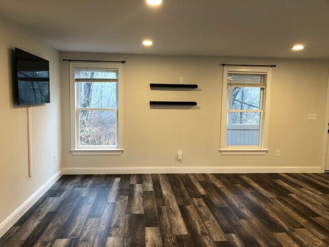 Building Photo - 142 Parker St