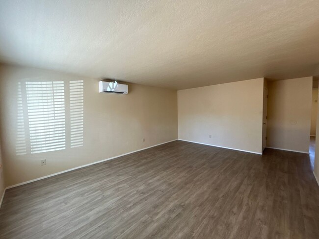 Building Photo - MOVE IN SPECIAL!  Remodeled 2 Bedroom 1 Ba...