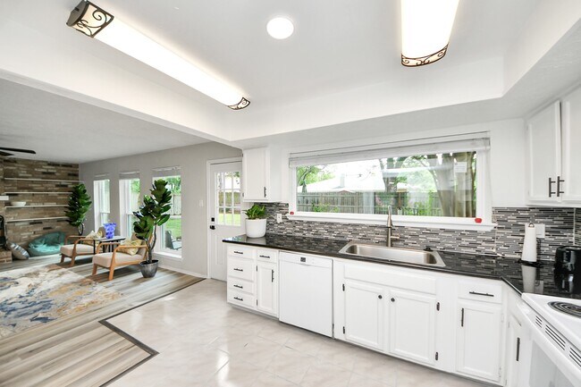 Building Photo - 1902 Kings Arms Way