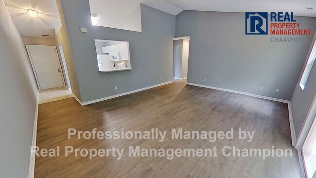 Building Photo - 3 BD/2 BA Upper Unit Condo in Hawthorne Park