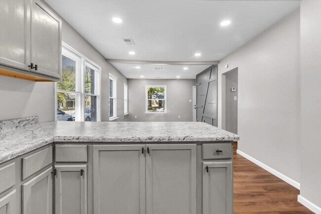 Building Photo - 2717 Burns Ave