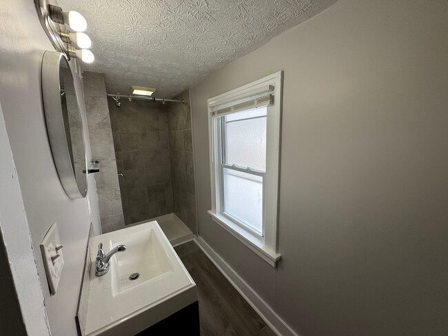 Building Photo - 3026 Monroe Ave