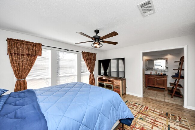 Building Photo - 15715 Creekhaven Dr