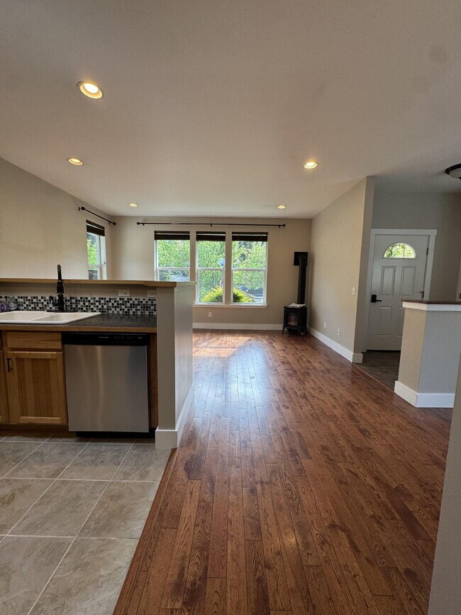 Building Photo - Single-family 3-bedroom home in a desirable neighborhood in town!