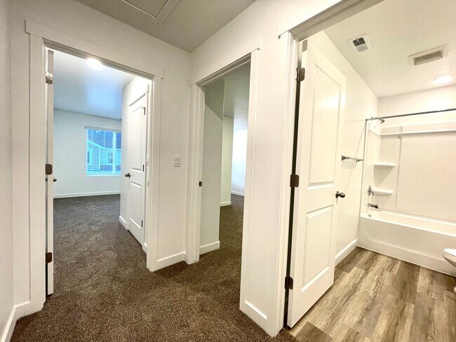 Building Photo - Modern 3-Bedroom Townhome in Provo