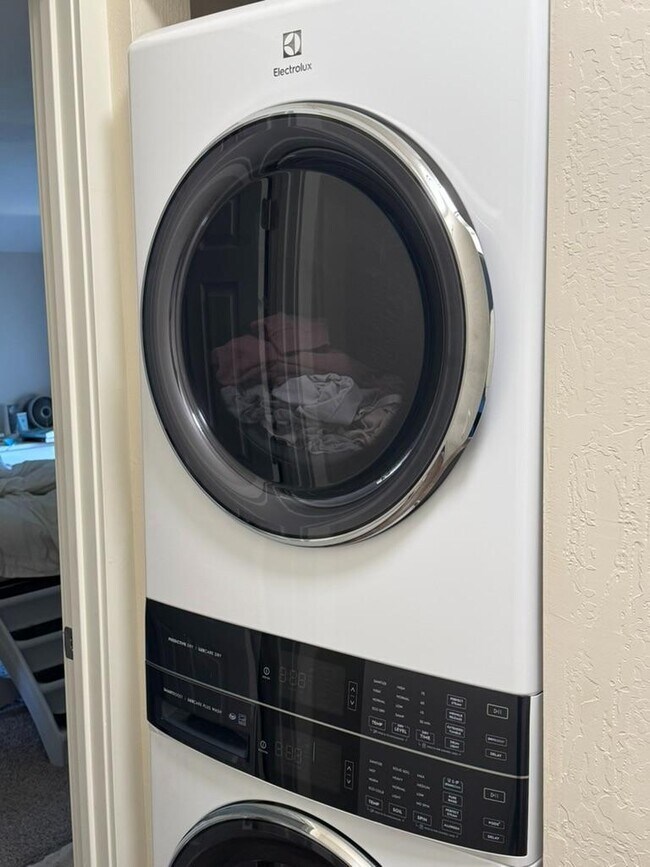 Building Photo - 830 W 12th St