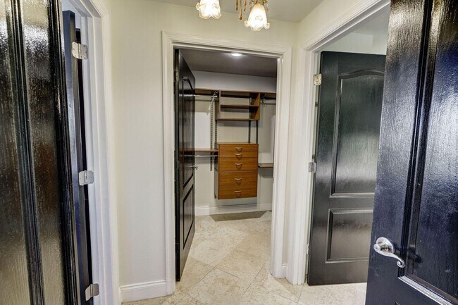 Building Photo - 300 Uno Lago Dr