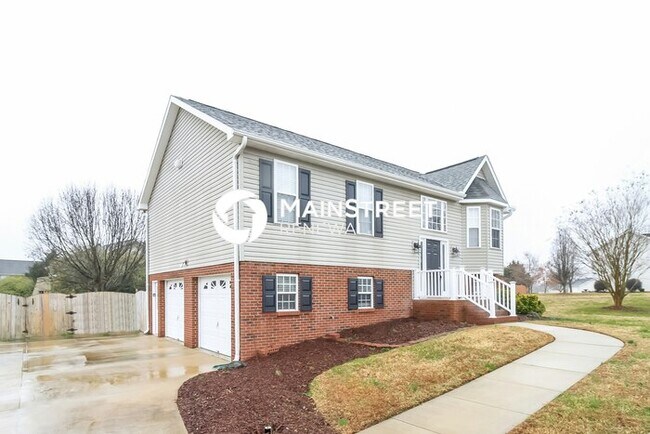 Building Photo - 3 Bedroom Pet-Friendly Home in High Point, NC with Main Street Renewal
