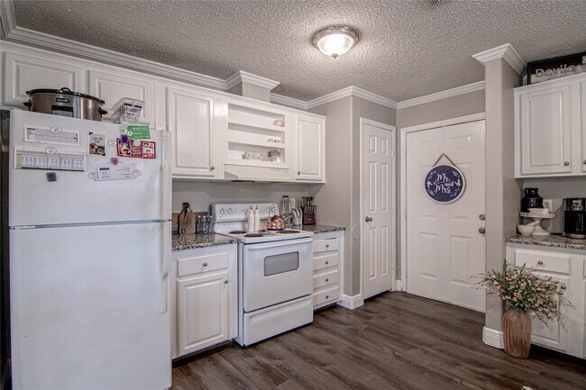 Building Photo - 162 Varsity Dr
