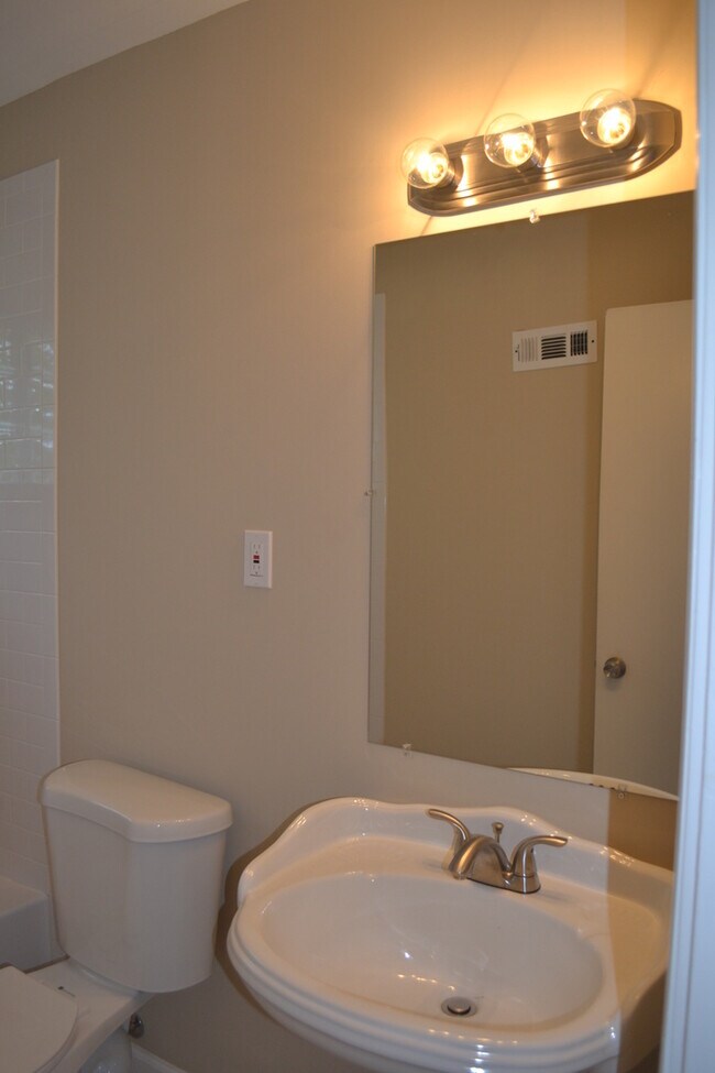 Building Photo - 3BR/1Bth with Covered Patio and Large Stor...