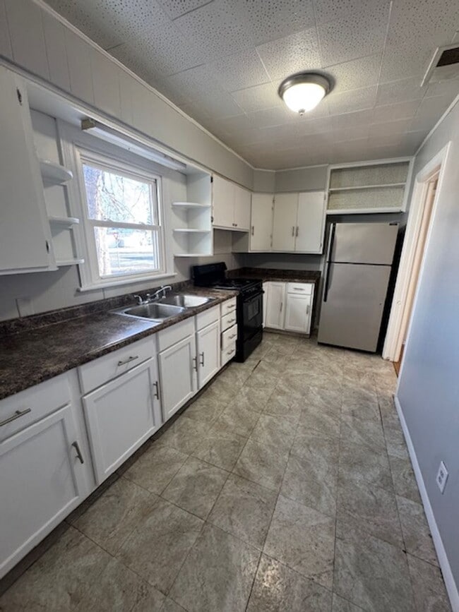 Building Photo - 608 State St