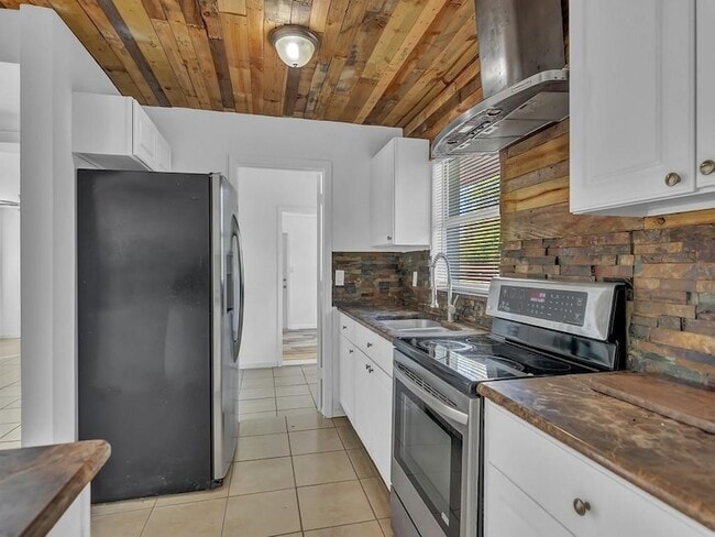 Building Photo - 703 5th Pl SW