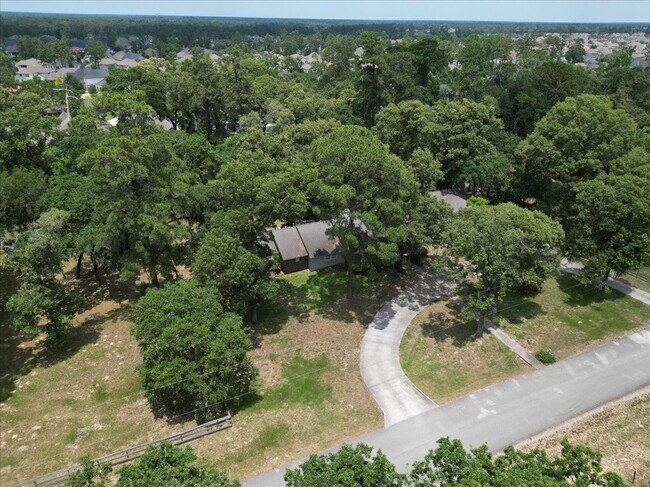 Building Photo - 9502 Rolling Oaks