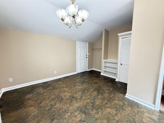 Building Photo - 538 Lilly Ave