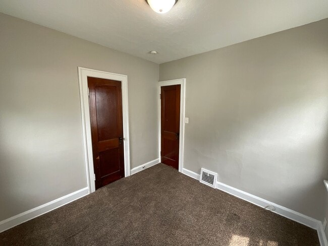 Building Photo - 9613 Sladden Ave