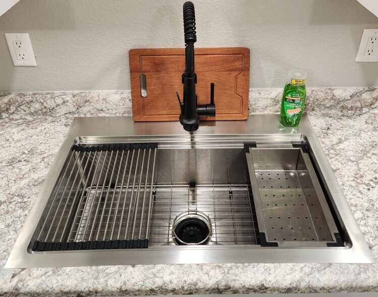 Building Photo - 450 Platt St