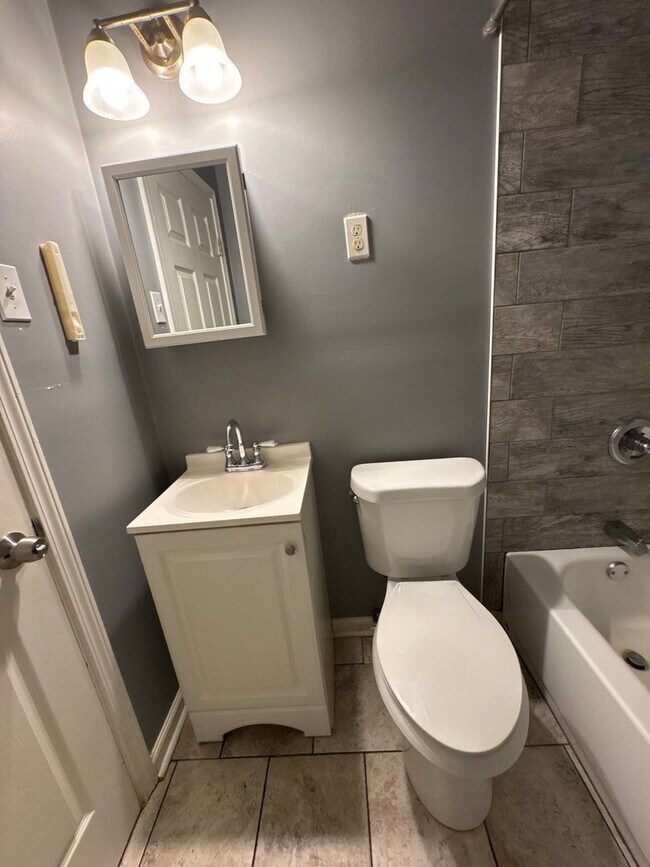 Building Photo - Newly Refreshed 1 bedroom 1 bathroom Duplex - Open To Section 8