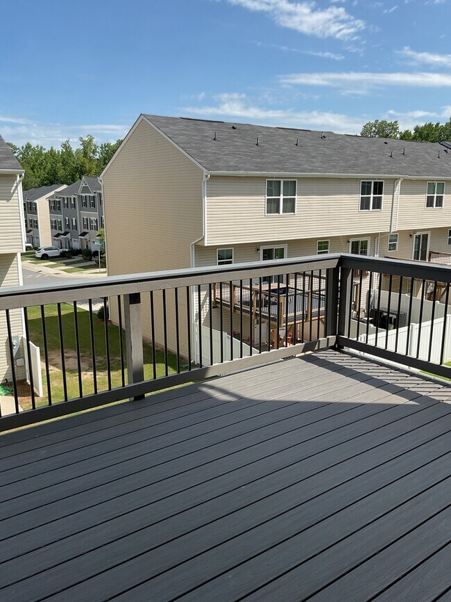 Building Photo - 3 bed, 2.5 bath end unit townhome!