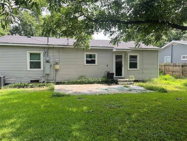 Building Photo - 2211 Muret St