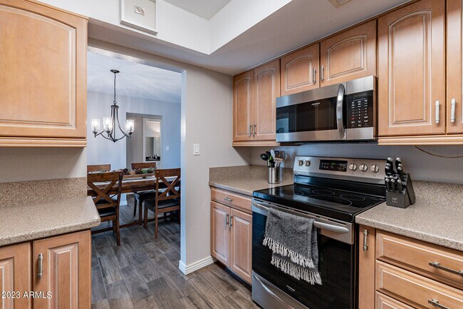 Building Photo - 4016 S Holbrook Ln