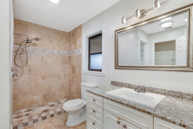 Building Photo - ** GOLDEN GATE CITY ** 3 BED + DEN / 2 BAT...