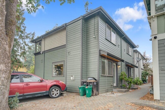 Building Photo - 308 20th Ave S