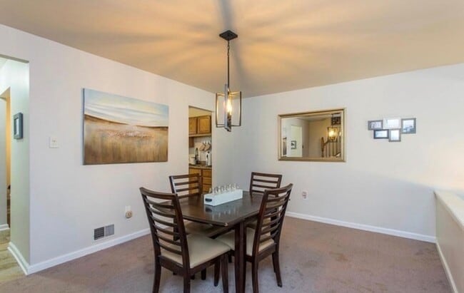 Building Photo - Beautiful updated 3-bedroom 1.5 bath townh...