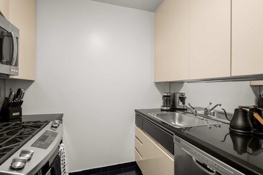 Building Photo - 525 E 72nd St