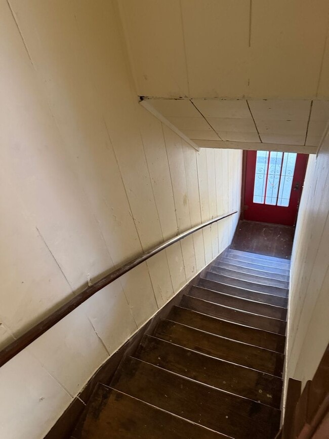 Building Photo - Historic Highland Charm – Beautifully Refurbished Upstairs Unit for Lease