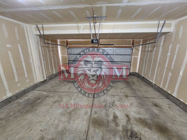 Building Photo - Great 5 Bed 2.5 Bath Home Newly Remodeled