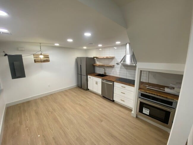 Building Photo - BRAND NEW town home in the center of it all