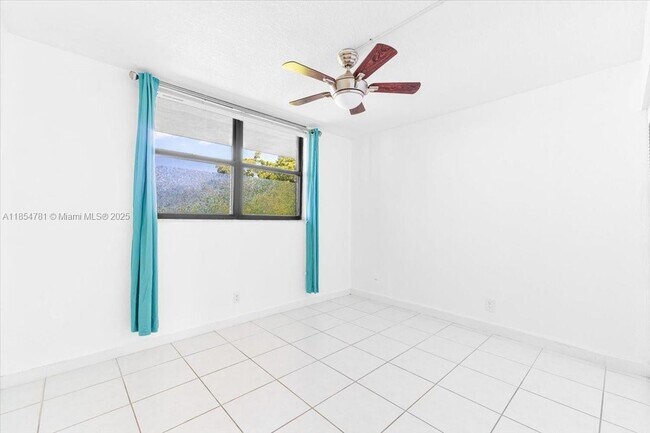 Building Photo - 110 Lake Emerald Dr