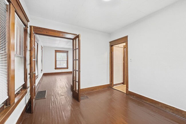 Building Photo - 928 W Dewald St