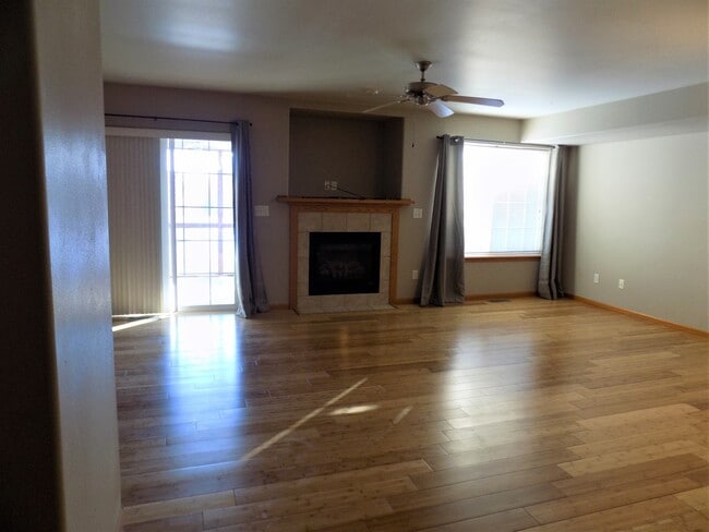 Building Photo - Large 3bedroom/2.5 bath Iowa City Townhouse