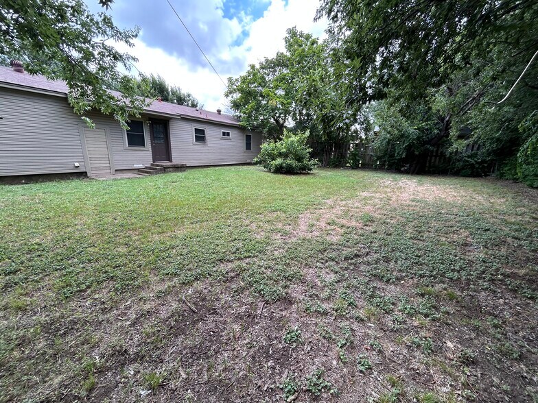 Building Photo - 2801 William Brewster Dr