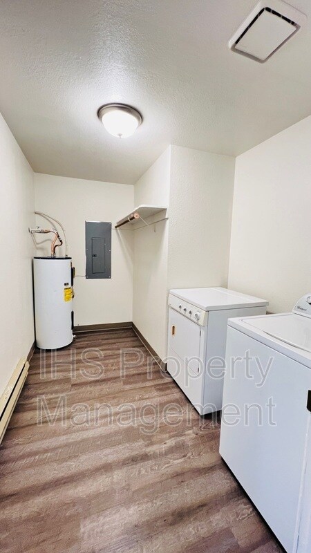 Building Photo - 409 Benham St