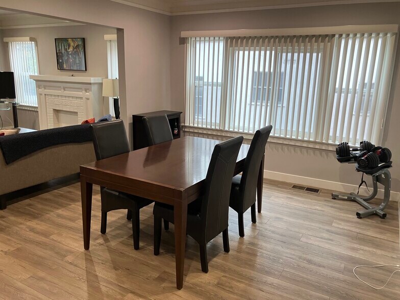 Building Photo - 2059 N Vermont Ave