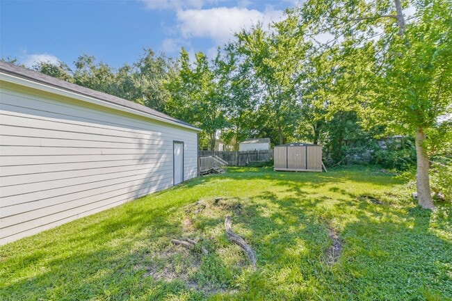 Building Photo - 1102 W Hart Ave