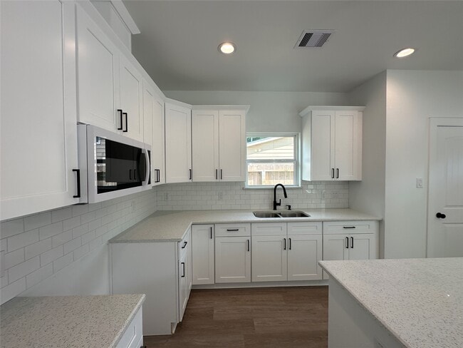 Building Photo - 243 Broadhurst Dr