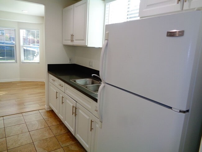 Building Photo - 2 Bedroom 1 Bath Remodeled House for Rent ...