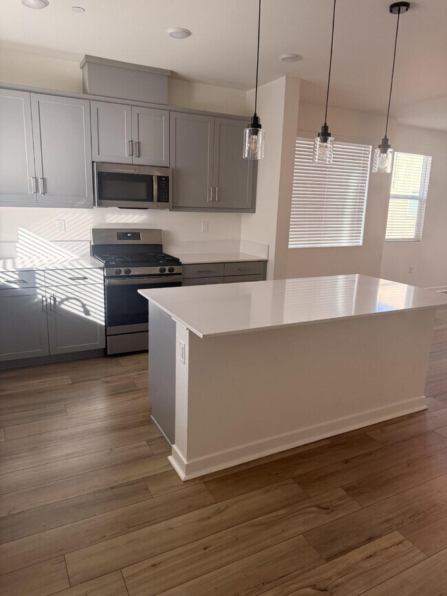 Building Photo - $4,100 - 4 Bed / 3.5 Bath Townhome in La Brisa Community of San Ysidro