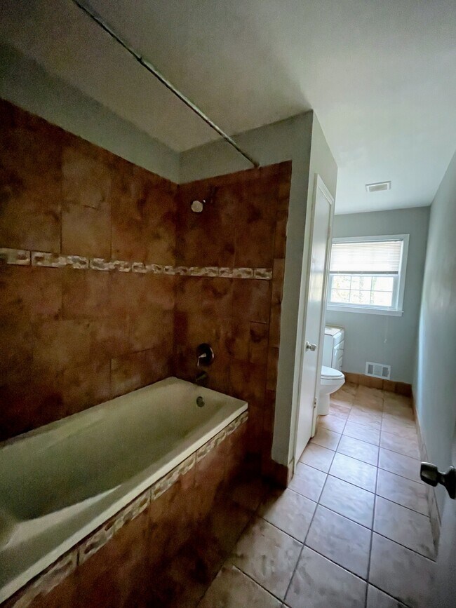 Building Photo - 2804 Broadview Dr NW