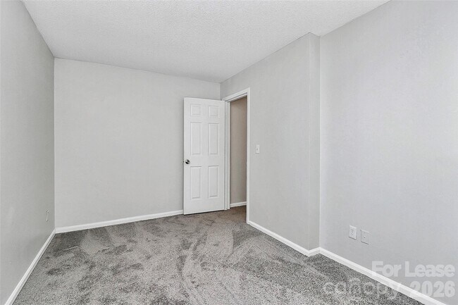 Building Photo - 650 Lex Dr