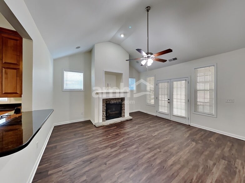 Building Photo - 192 Greenview Dr