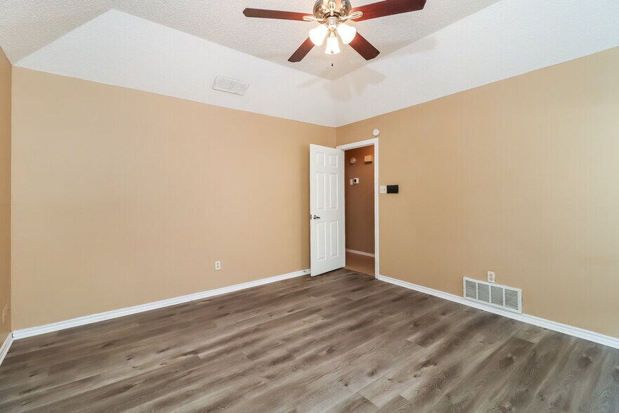 Building Photo - 4900 Barberry Dr