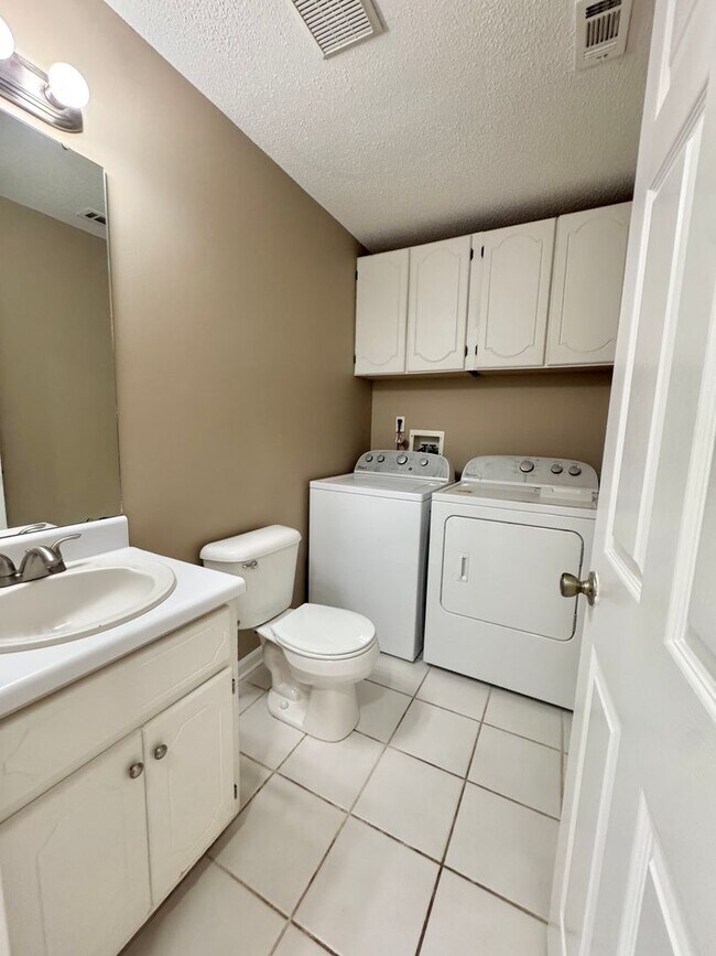 Building Photo - 211 Woodrun Dr